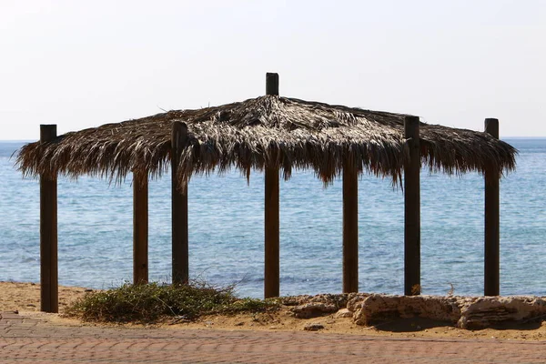 Dosel Para Protegerse Del Sol Abrasador Una Playa Urbana Mar — Foto de Stock