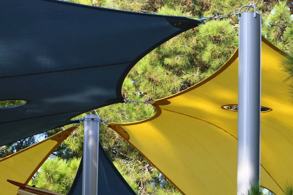 Kuzey İsrail 'deki Akdeniz kıyısındaki bir şehir plajındaki kavurucu güneşten korumak için bir gölgelik.. 