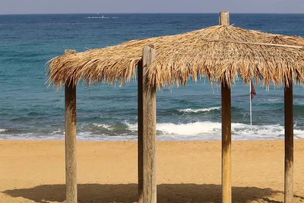 在以色列北部地中海的一个城市海滩上 用来遮挡烈日的天篷 — 图库照片