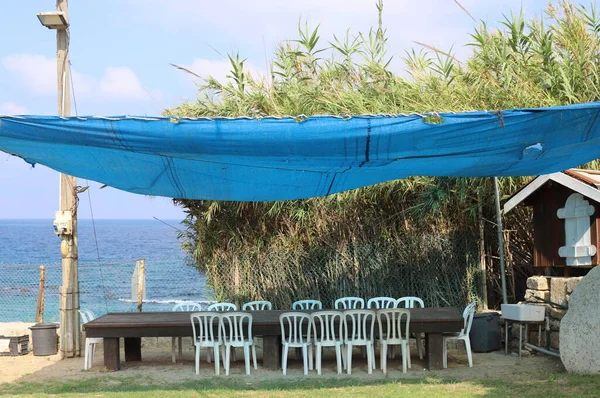 Kuzey İsrail 'deki Akdeniz kıyısındaki bir şehir plajındaki kavurucu güneşten korumak için bir gölgelik.. 