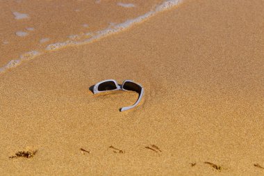 Kuzey İsrail 'de Akdeniz kıyısındaki kumsal. İsrail 'de sıcak yaz 