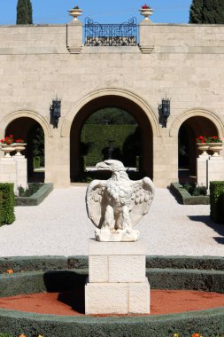 Bahai Bahçeleri (Baha 'i Faith), İsrail' de bahçeler, Bab Tapınağı 'nın etrafındaki bahçe terasları. Ocak ayında kışın bir sürü yeşil ağaç ve çiçek olur.. 