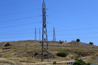 Elektrik direği ve kablo mavi gökyüzüne karşı. İsrail 'deki elektrik hatları yakın plan.. 