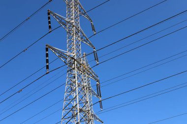 Elektrik direği ve kablo mavi gökyüzüne karşı. İsrail 'deki elektrik hatları yakın plan.. 