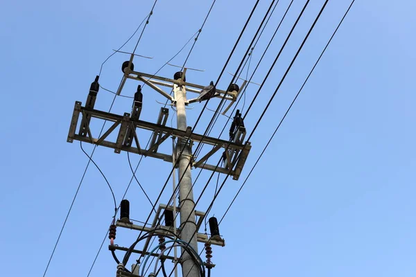 Biegun Elektryczny Przewód Pod Błękitnym Niebem Linie Energetyczne Izraelu Zbliżenie — Zdjęcie stockowe