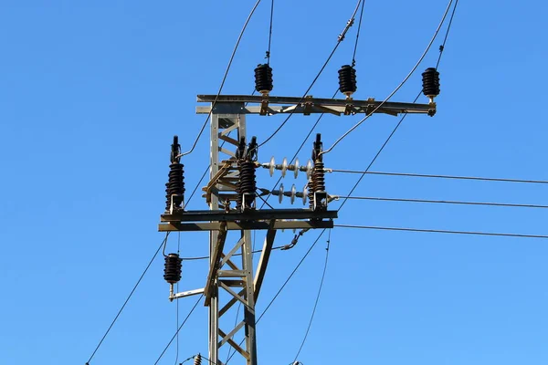 Ηλεκτρικός Στύλος Και Σύρμα Στον Γαλάζιο Ουρανό Κοντινές Γραμμές Ηλεκτρικού — Φωτογραφία Αρχείου