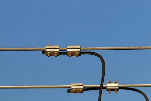 青い空に対して電柱とワイヤー イスラエルにおける送電線の閉鎖 — ストック写真