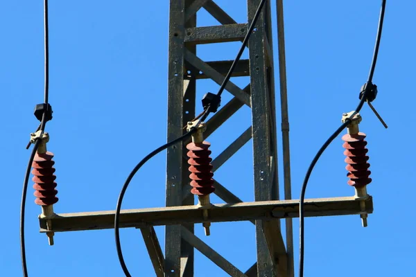蓝天上的电线杆和电线 以色列境内的电线特写 — 图库照片