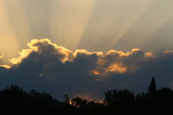 山の向こうからの日の出の朝の空の色 — ストック写真