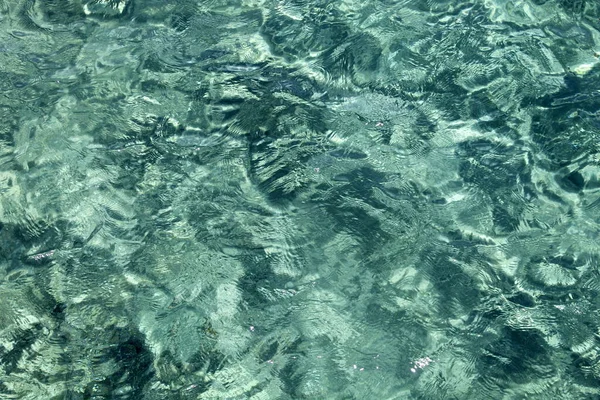 地中海の浅い海域での塩辛い海の水の色 概要海の水の背景と質感 — ストック写真
