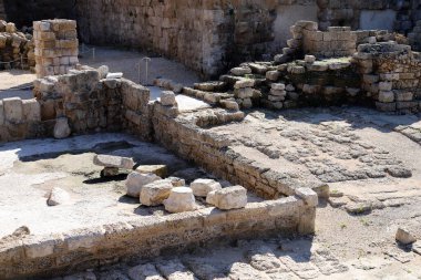Antik amfitiyatro ve Akdeniz kıyısındaki Caesarea ulusal parkındaki alışveriş merkezlerinin kemerli tavanları. İsrail 