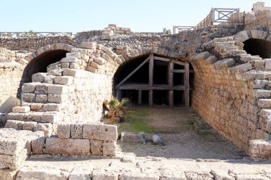 Antik amfitiyatro ve Akdeniz kıyısındaki Caesarea ulusal parkındaki alışveriş merkezlerinin kemerli tavanları. İsrail 