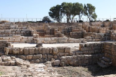 Antik amfitiyatro ve Akdeniz kıyısındaki Caesarea ulusal parkındaki alışveriş merkezlerinin kemerli tavanları. İsrail 