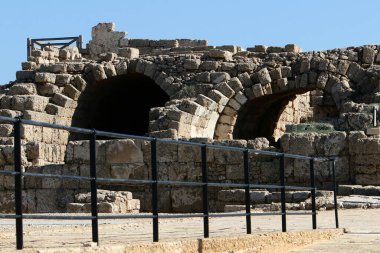 Antik amfitiyatro ve Akdeniz kıyısındaki Caesarea ulusal parkındaki alışveriş merkezlerinin kemerli tavanları. İsrail 