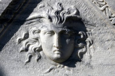 Antik amfitiyatro ve Akdeniz kıyısındaki Caesarea ulusal parkındaki alışveriş merkezlerinin kemerli tavanları. İsrail 