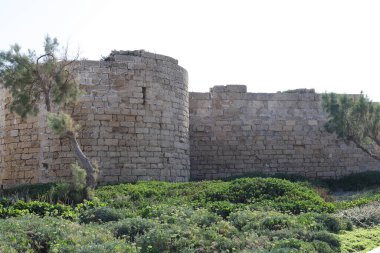 Antik amfitiyatro ve Akdeniz kıyısındaki Caesarea ulusal parkındaki alışveriş merkezlerinin kemerli tavanları. İsrail 