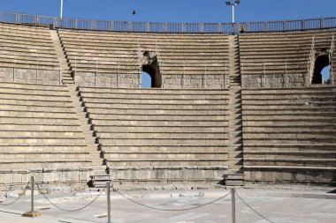 Antik amfitiyatro ve Akdeniz kıyısındaki Caesarea ulusal parkındaki alışveriş merkezlerinin kemerli tavanları. İsrail 
