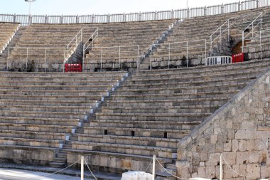 Antik amfitiyatro ve Akdeniz kıyısındaki Caesarea ulusal parkındaki alışveriş merkezlerinin kemerli tavanları. İsrail 