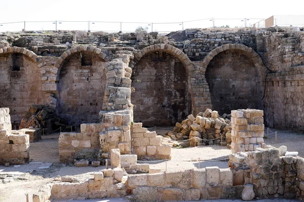 Antik Amfitiyatro Akdeniz Kıyısındaki Caesarea Ulusal Parkındaki Alışveriş Merkezlerinin Kemerli — Stok fotoğraf