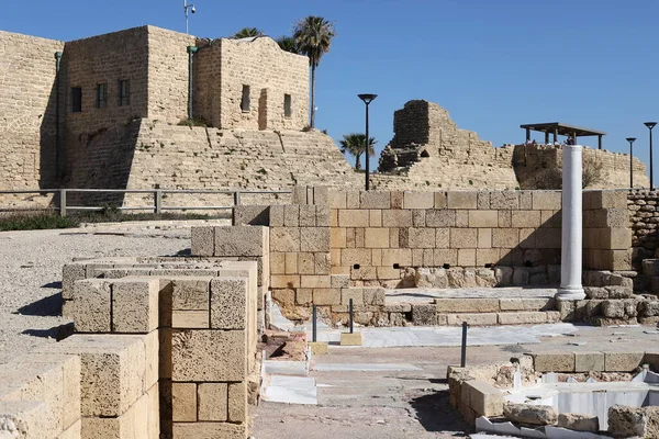 Antik Amfitiyatro Akdeniz Kıyısındaki Caesarea Ulusal Parkındaki Alışveriş Merkezlerinin Kemerli — Stok fotoğraf