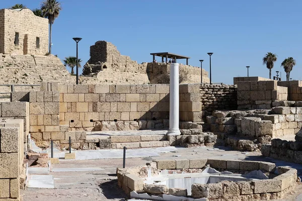 Antik Amfitiyatro Akdeniz Kıyısındaki Caesarea Ulusal Parkındaki Alışveriş Merkezlerinin Kemerli — Stok fotoğraf