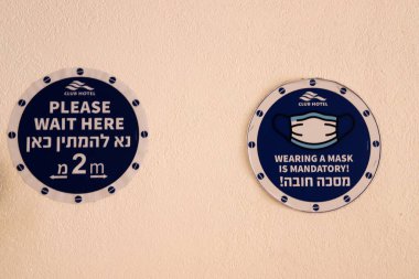 Uyarı işaretleri ve işaretler. Corona virüsü COVID-19 salgını sırasında güvenlik önlemleri. 