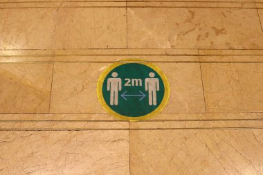 Uyarı işaretleri ve işaretler. Corona virüsü COVID-19 salgını sırasında güvenlik önlemleri. 