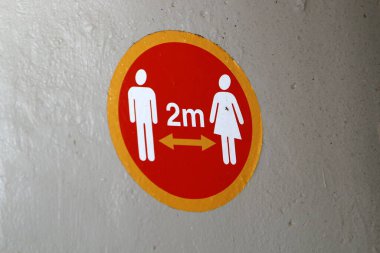 Uyarı işaretleri ve işaretler. Corona virüsü COVID-19 salgını sırasında güvenlik önlemleri. 