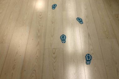 Uyarı işaretleri ve işaretler. Corona virüsü COVID-19 salgını sırasında güvenlik önlemleri. 