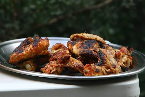 Sokakta barbekü. Barbekü ve barbekü. Açık havada ızgara et ve sebze. 