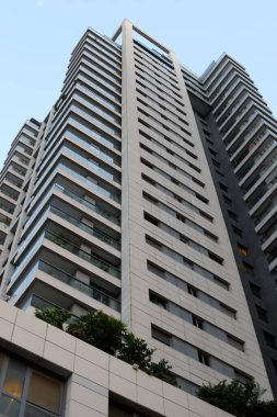 Mavi gökyüzüne karşı büyük bir şehirde yüksek binaların alt manzarası. 