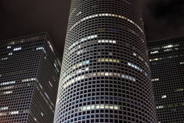 Mavi gökyüzüne karşı büyük bir şehirde yüksek binaların alt manzarası. 