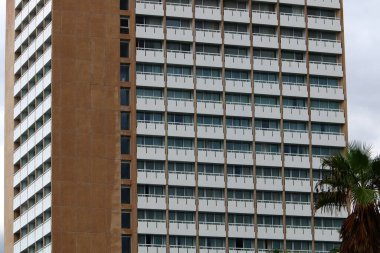 Mavi gökyüzüne karşı büyük bir şehirde yüksek binaların alt manzarası. 