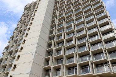 Mavi gökyüzüne karşı büyük bir şehirde yüksek binaların alt manzarası. 