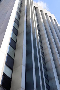 Mavi gökyüzüne karşı büyük bir şehirde yüksek binaların alt manzarası. 