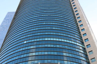 Mavi gökyüzüne karşı büyük bir şehirde yüksek binaların alt manzarası. 