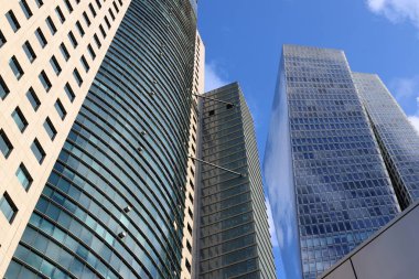 Mavi gökyüzüne karşı büyük bir şehirde yüksek binaların alt manzarası. 