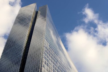 Mavi gökyüzüne karşı büyük bir şehirde yüksek binaların alt manzarası. 