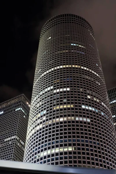 Mavi Gökyüzüne Karşı Büyük Bir Şehirde Yüksek Binaların Alt Manzarası — Stok fotoğraf