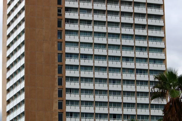 Mavi gökyüzüne karşı büyük bir şehirde yüksek binaların alt manzarası. 