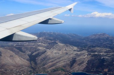 Gökyüzü ve yeryüzünün arka planında bir jet uçağının kanadı.. 