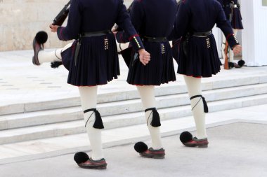 Atina Parlamentosu yakınlarındaki onur muhafızlarının ayakkabı ve kıyafetleri. 