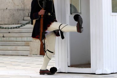 Atina Parlamentosu yakınlarındaki onur muhafızlarının ayakkabı ve kıyafetleri. 