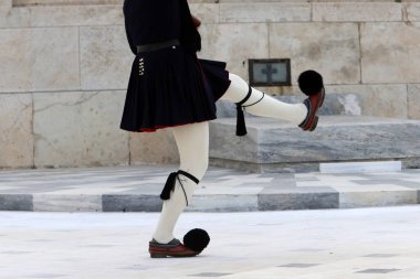 Atina Parlamentosu yakınlarındaki onur muhafızlarının ayakkabı ve kıyafetleri. 