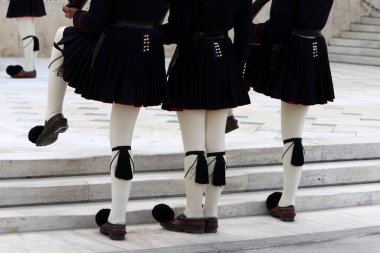 Atina Parlamentosu yakınlarındaki onur muhafızlarının ayakkabı ve kıyafetleri. 