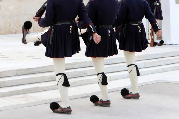 Atina Parlamentosu yakınlarındaki onur muhafızlarının ayakkabı ve kıyafetleri. 