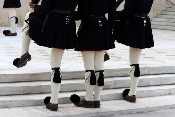 Atina Parlamentosu yakınlarındaki onur muhafızlarının ayakkabı ve kıyafetleri. 