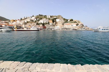 Ege Denizi 'ndeki Yunan adalarındaki dağ manzarası 