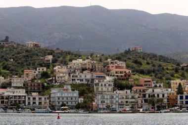Ege Denizi 'ndeki Yunan adalarındaki dağ manzarası 