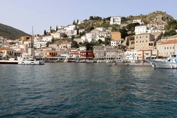 Ege Denizi 'ndeki Yunan adalarındaki dağ manzarası 